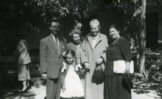 Fotografía de 8,5 x 13,4 cm. Colección fotográfica. En depósito, n.° D46-92.
Gabriela Mistral y la familia Estay Barraza.