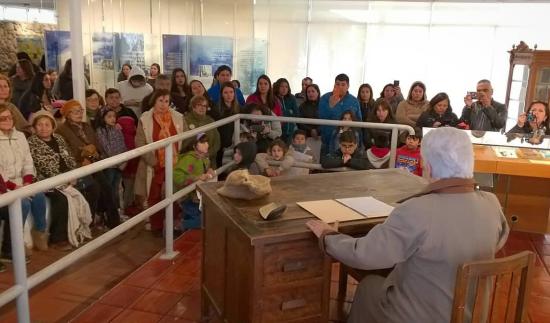 La actriz Ángela Domas personifica a Gabriela Mistral en la Sala Principal del museo.