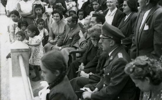 Gabriela Mistral en compañía de Doris Dana (a la izquierda) y de Gilda Péndola (a la derecha). Al costado izquierdo de la imagen se ve a Isolina Barraza de Estay (sentada) y a su hija Sonia (de pie).