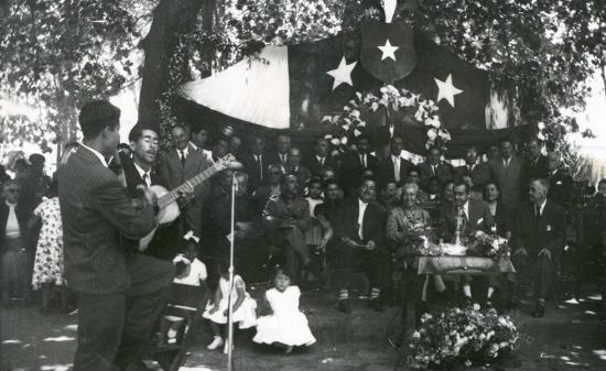 Gabriela Mistral observa la presentación del dúo folclórico San Isidro, compuesto por los hermanos Rubén y Lucas Rodríguez.