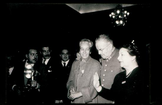 Gabriela Mistral junto al presidente Carlos Ibáñez del Campo y su esposa, Graciela Letelier.