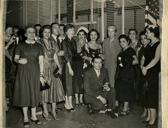 Gabriela Mistral en un Homenaje en Nueva York, junto a ella Doris Dana y Felícitas Klimpel, sin fecha.