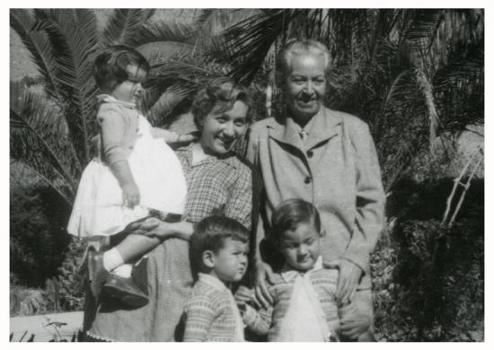 Gabriela Mistral y Nelly Hernández, 1954