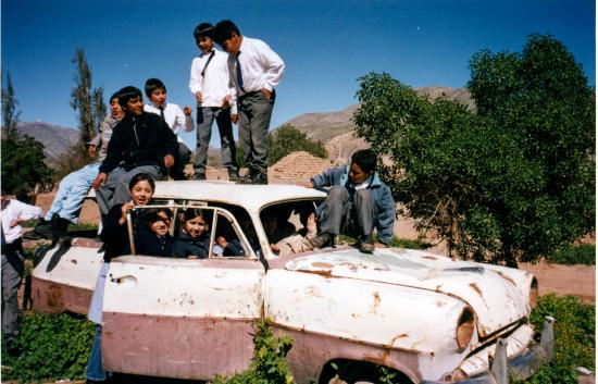 Estudiantes de la Escuela "Amalia Barahona de Mujica" junto al profesor René Arias, visitan el pueblo antiguo.