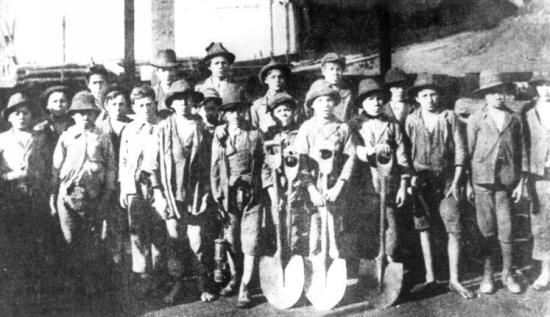 Niños trabajadores en el carbón de Curanilahue (Memoria Chilena)