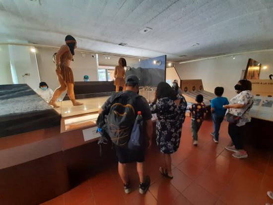 Familia observa los paneles de la exhibición