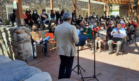 El poeta Ramón Lizana dirigiéndose a la concurrencia