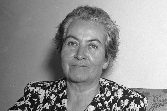 Rostro de Gabriela Mistral sonriendo