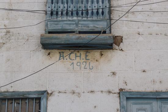 Fachada de una casa de Adobe