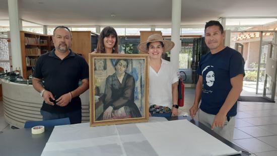 Directora y funcionarios del museo junto al retrato