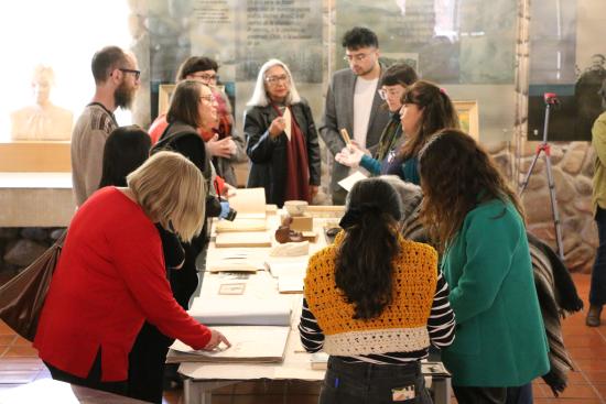 Ejercicio curatorial: alrededor de una mesa llena de objetos antiguos, un grupo de once personas discute