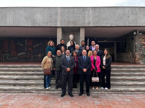 Rector de la Universidad del Alba y el Director del Museo junto a equipo de la Universidad prosando en el frontis del museo