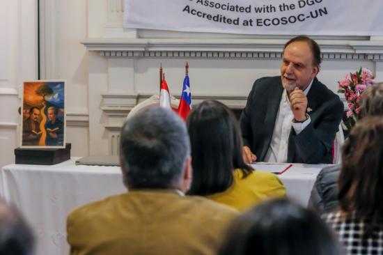 Rafael Rosell Aiquel dando charla a un grupo de personas