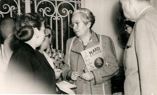 Gabriela Mistral sosteniendo una revista titulada "Martí". Foto captada en uno de sus viajes a Cuba.