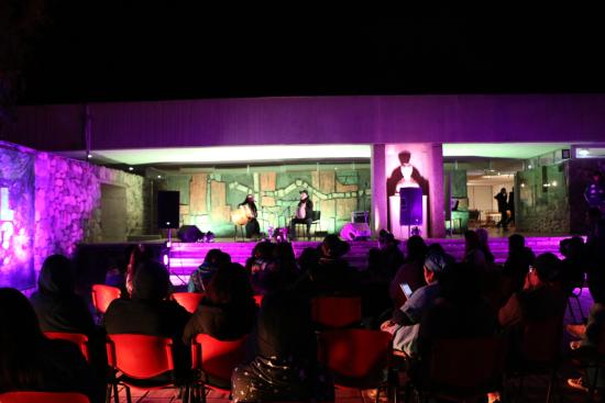 Camila y Silvio presentándose en el patio de acceso del museo