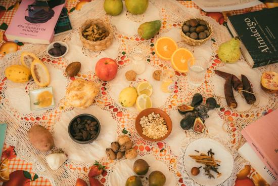 Mesa con frutos cotidianos del Valle de Elqui