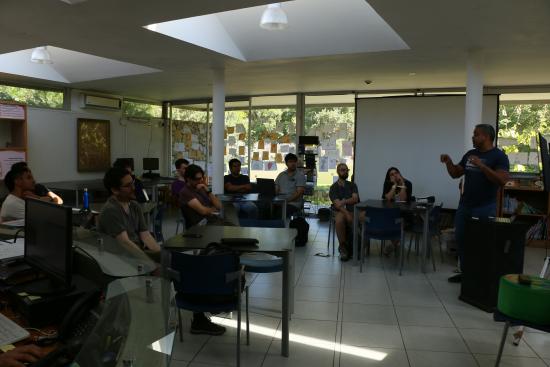 Grupo de doctores en matemática reunidos en la biblioteca develando algún guarismo matemático superior