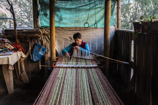 Mujer trabajando en un telar 