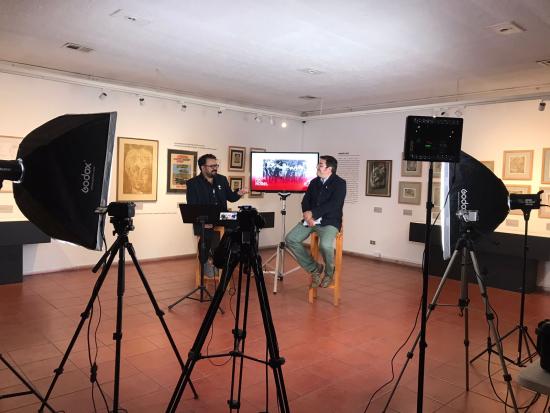 Imagen del detrás de cámaras de la producción mostrado las cámaras y focos