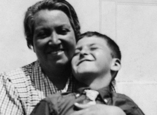 Gabriela Mistral junto a Yin Yin