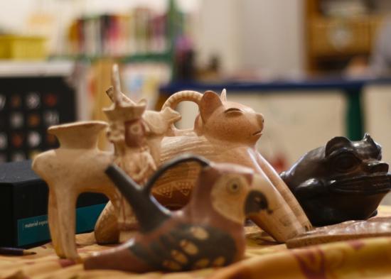 Réplicas de piezas escultóricas precolombinas que se usan para la actividad