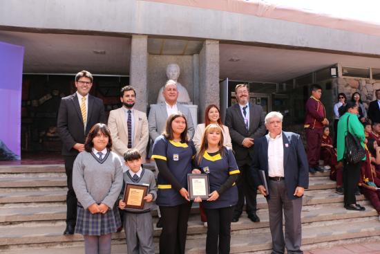 Algunos de los protagonistas del evento en las escaleras de acceso a la sala principal, junto al busto de Gabriela Mistral