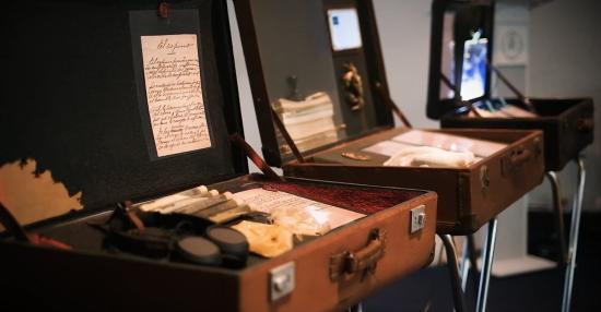 Exhibición itinerante dispuesta en 3 maletas añosas dando a entender que Mistral era una gran viajera por el mundo