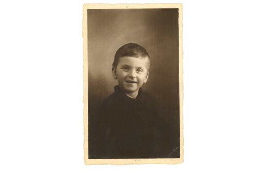 Retrato de Juan Miguel Godoy, Yin Yin, sonriente a una edad de 5 años