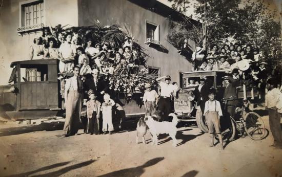 Foto sacada por Pedro Moral en la década de 1930, en la que se ve 2 camiones utilizados como carros alegóricos de alguna festividad