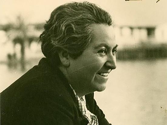 Gabriela Mistral sonriendo de perfil